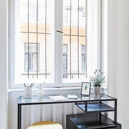 Lägenhet Lovely Flat In The Heart Of *